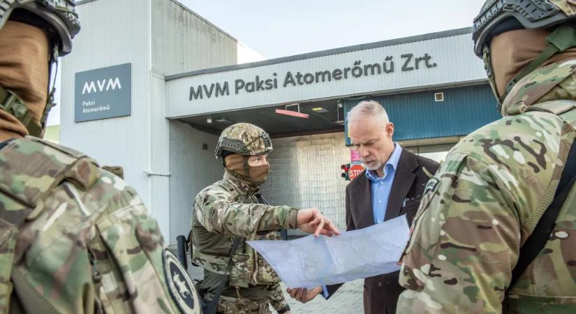 Miközben a kormány katonákkal védi a Paksi Atomerőművet, aranybányát posztolt róla a hekkereknek