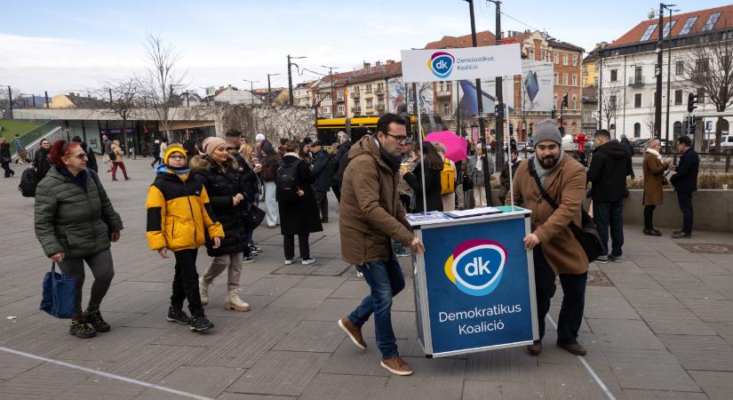 Megtolták a kisebb pártok, tömegével adták le az ajánlóíveket
