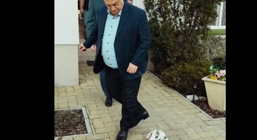 Munka után a szórakozás – Orbán Viktor megcsillogtatta a focitudását (VIDEÓ)