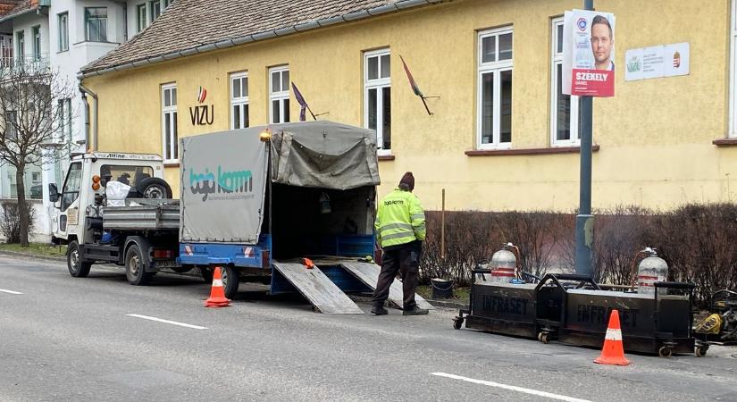 Kátyúzás és kerékpárút-felújítás: forgalomkorlátozások nehezíthetik a közlekedést Baján – fotók