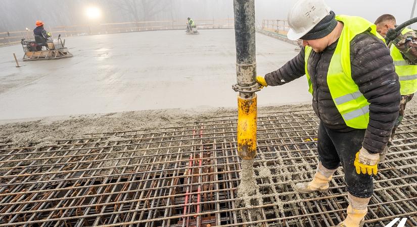 Az M1-es autópálya és a lakásépítések mentették meg az építőipart