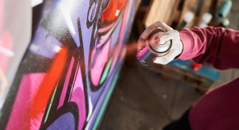 Több százezres kárt okozott a graffitisek kaposvári Picassója