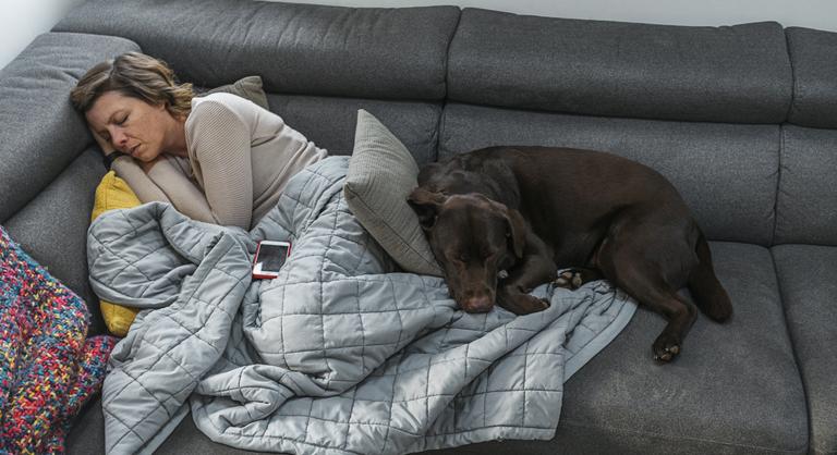 Egy felmérés szerint a stressz és a közéleti hírek rontják a magyarok alvásának minőségét