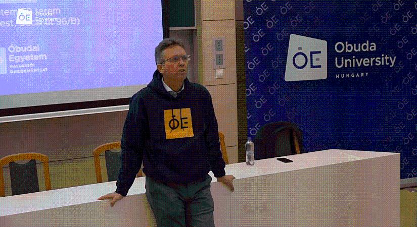 Dezinformáció, gyűlöletkeltés és 136 milliárdos befektetés – komoly kérdéseket kapott Hankó az Óbudai Egyetem hallgatóitól