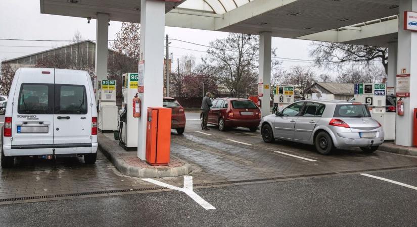 Hát elkezdődött? Durva lélektani határ felé repeszt a benzinár, erre készülj a következő hetekben a kutakon