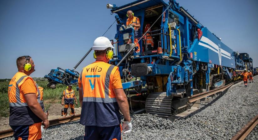 Bár korábban március közepére ígérték, Lázárék szerint legkorábban húsvét előtt indulhat el a személyforgalom a Budapest–Belgrád vasútvonalon