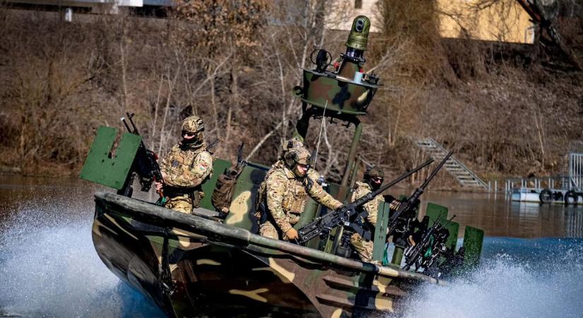 Az energiahálózat védelméről, a háborús helyzetről és Debrecen szerepéről beszélt a honvédelmi miniszter a Médiacentrum műsorában – fotókkal, videóval