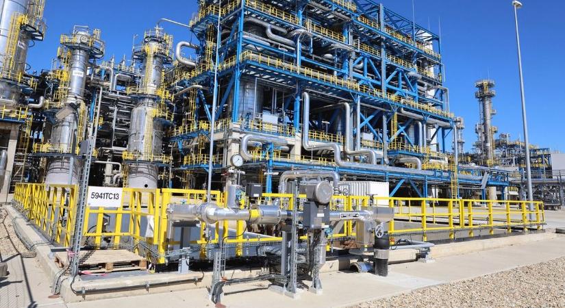 Már Tiszaújvárosban is katonák járőröznek