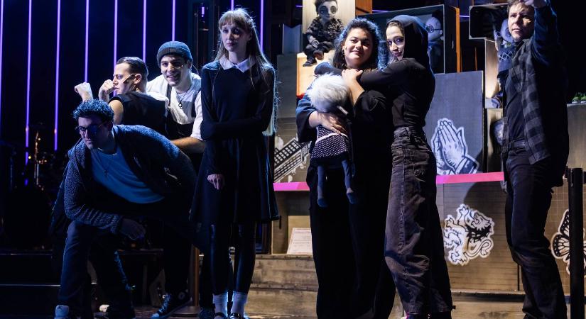 VALAMI (ÚJRA)TÖRTÉNIK Semmi 2.0 / Budapest Bábszínház