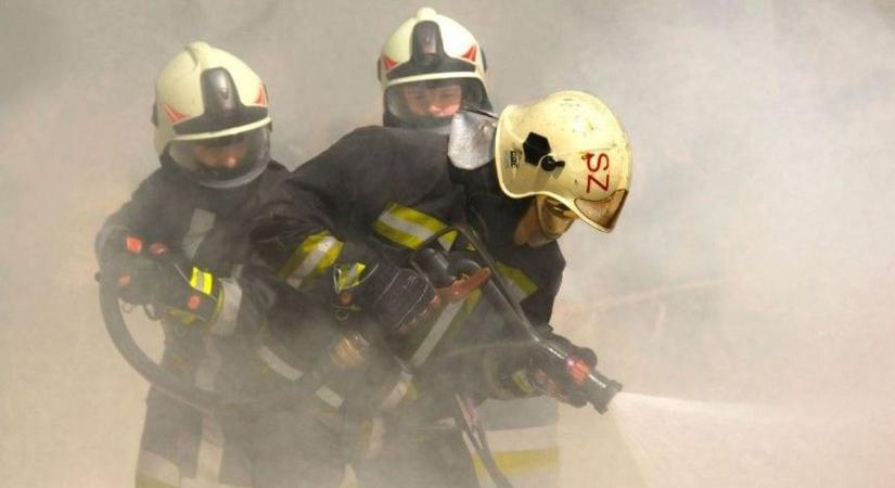 Siettek a lánglovagok: egy faház gyulladt ki a bősárkányi Szávíz utcában