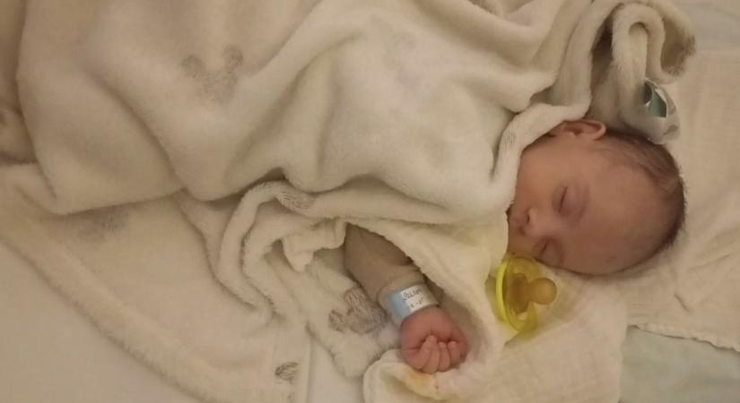 "A gyermekem elfogy a kezeim között" - hajszálon múlik a dombrádi kis hős élete