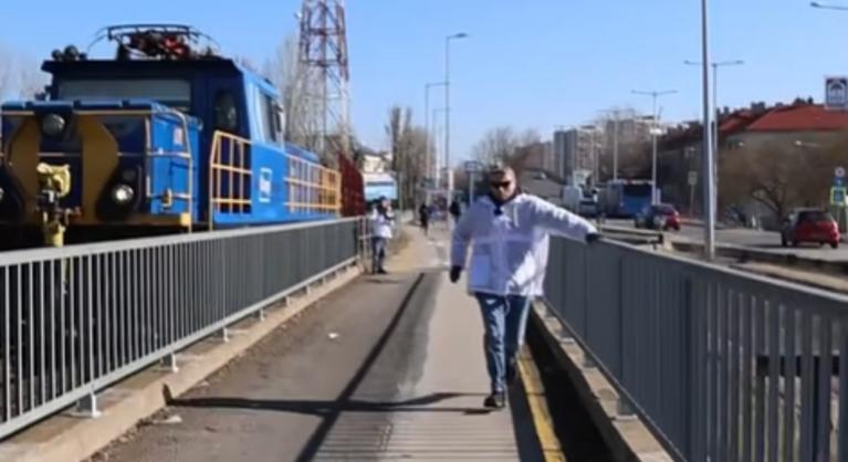Lefutotta a Gubacsi hídon átkelő vonatot a Tisza Párt látássérült képviselőjelöltje