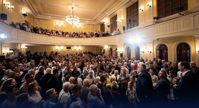 Orbán Viktor sarokkal passzolta a labdát, majd Sopronba látogatott  videó