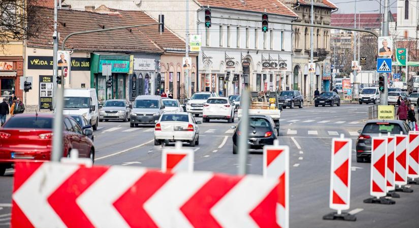 Elkezdődött az útfelújítás a 3-as főúton, már buszra szállni is máshol kell - fotók, videó!