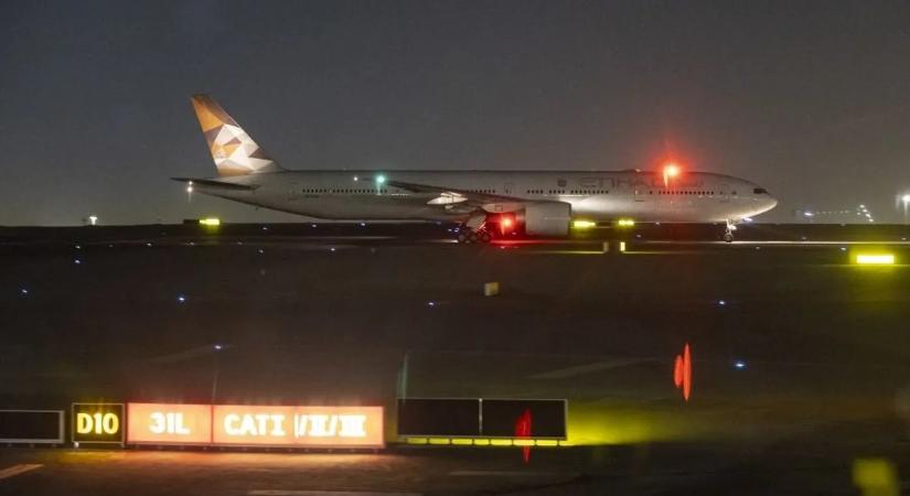 Fontos dologra figyelmeztette Szijjártó Péter az Emírségekben rekedt magyarokat