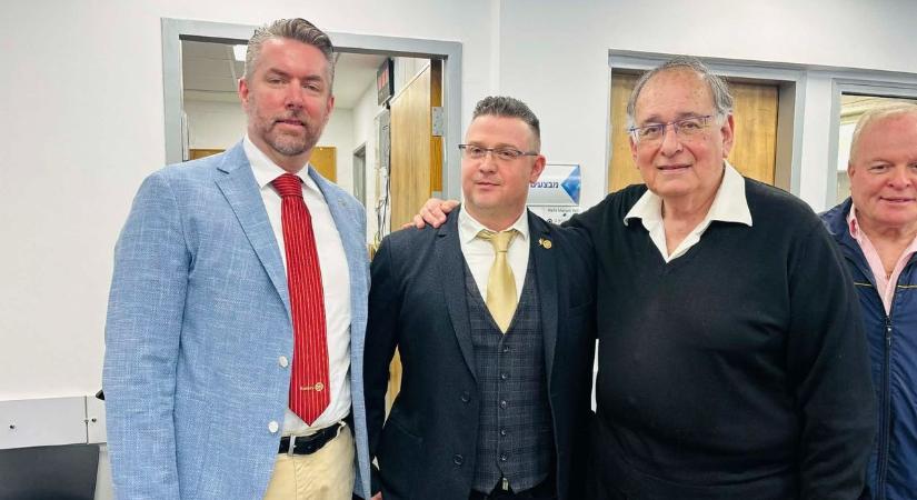 A sivatagon át igyekszik elhagyni Irzaelt a szegedi zenész és rotarysta társai