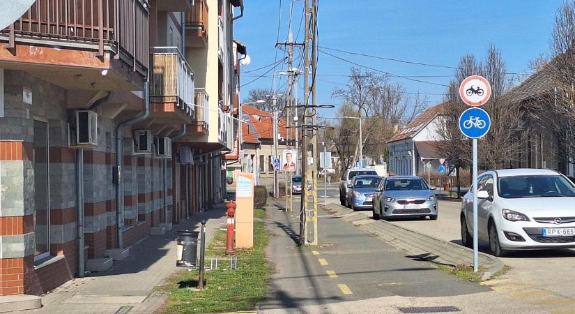 Villanyoszlopokat kerülgetnek a biciklisek ebben a városban