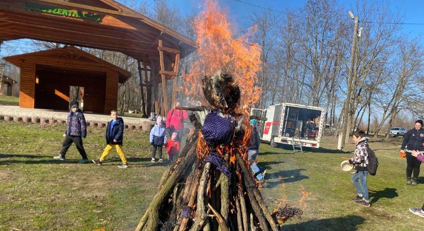 Ostorpattogás és máglya: így űzték el a telet a gyerekek (képgalériával, videóval)