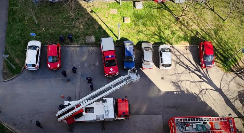 Ne parkoljunk oda, ahol a tűzoltóautók helye van baj esetén!