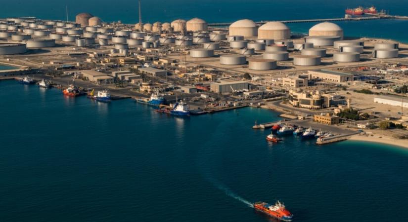 Szaúd-Arábiában leállt az egyik legnagyobb olajfinomító az iráni támadás miatt