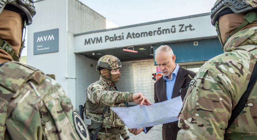 Biztonsági kockázatott jelenthetett, hogy a kormány képeket posztolt a paksi atomerőműből