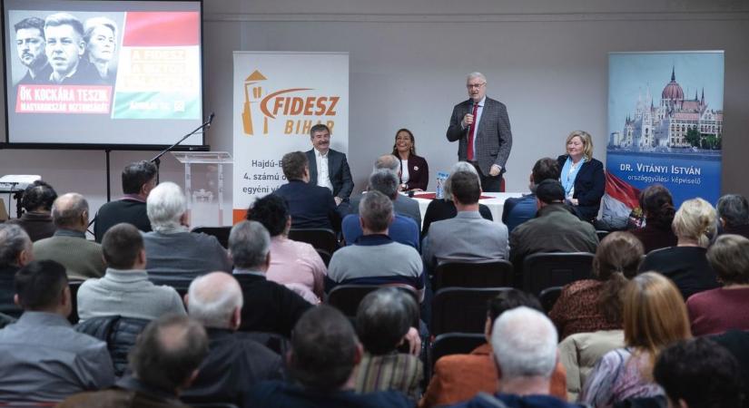 „Ha ne adj' Isten kikapunk, annak beláthatatlan következményei lesznek” – lakossági fórumot tartott Vitályos Eszter Derecskén – videóval