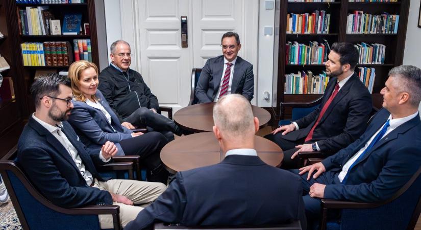 Debrecenben riogatott a honvédelmi miniszter, odahívták a fideszes képviselőjelölteket is