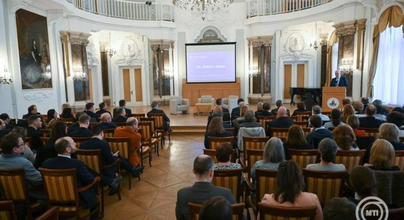 Mesterséges Intelligencia Zászlóshajó Programot indított az ELTE