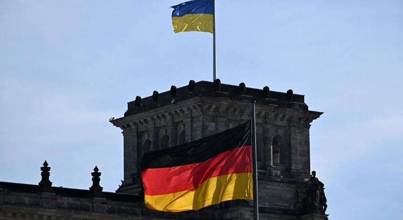 Biztonságosabban szeretne a magyar kormányra lőni, ezért Németországba költözik az „oknyomozó” portál