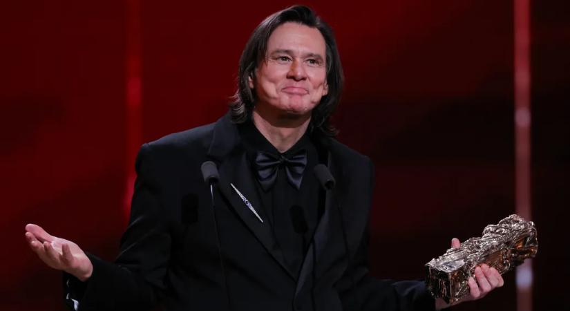 Annyira elszabadultak a konteók Jim Carrey külsejéről, hogy a sajtósa és a César-gála szervezője is a védelmébe vette
