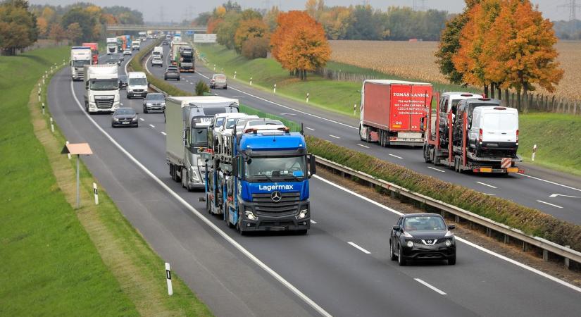 Pillanatok alatt jön a veszély az autópályán - Tanulságos videó, mekkora baj lehet, ha megijedsz a sztrádán
