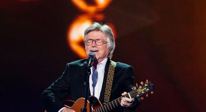 Szörényi Levente autóbalesetet szenvedett, kidöntötte a lámpaoszlopot