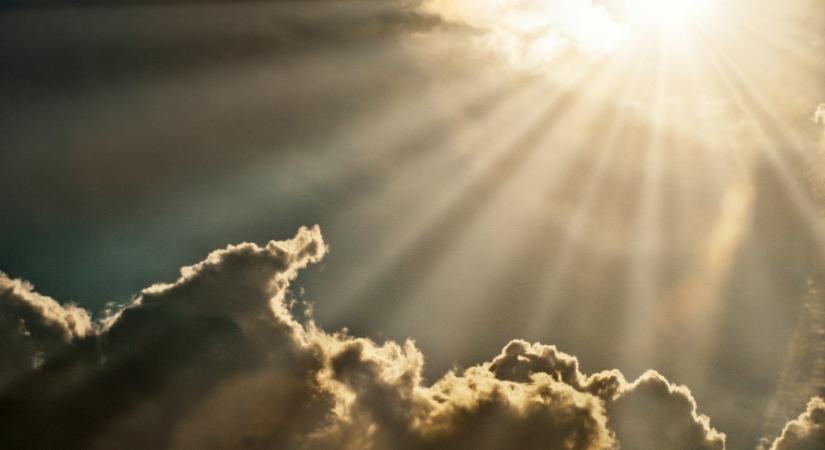 Ez biztos fájt: elvakította a nap az idős rollerest, telibe nekirohant a sorompónak