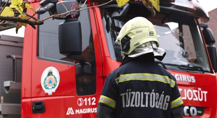 Éjszakai riadó Tamásiban: tűz a Deák Ferenc utcában