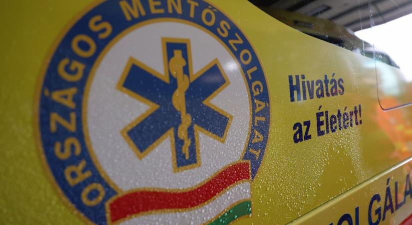 Dráma Ózdon: felborult autó és teljes útzár