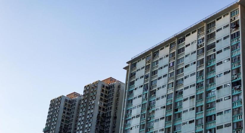 4 éves kisfiú zuhant le a 15. emeletről – sokáig túlélte