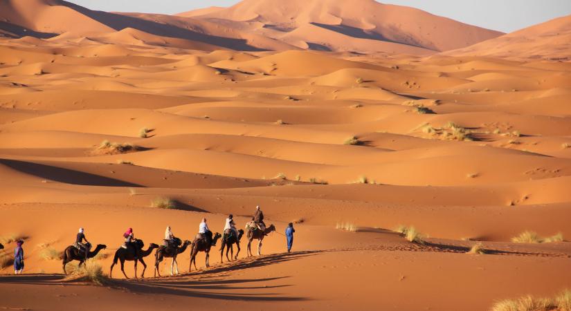 Itt a tavasz, de a szaharai por nem hagyja, hogy olyan meleg legyen, amilyen nélküle pedig lehetne