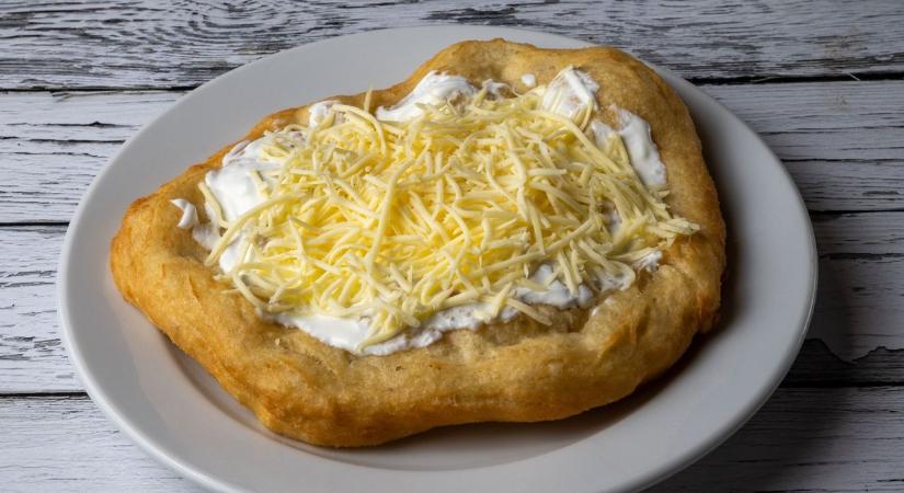 Megint vetélytársa lesz a balatoni lángosnak a Bakonyban, mutatjuk, mikor nyit ki a retró faház