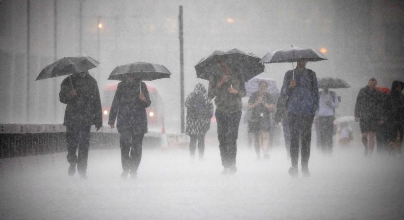 Riasztás, zivatarok csapnak le 6 vármegyére, kemény fordulatot vesz az időjárás