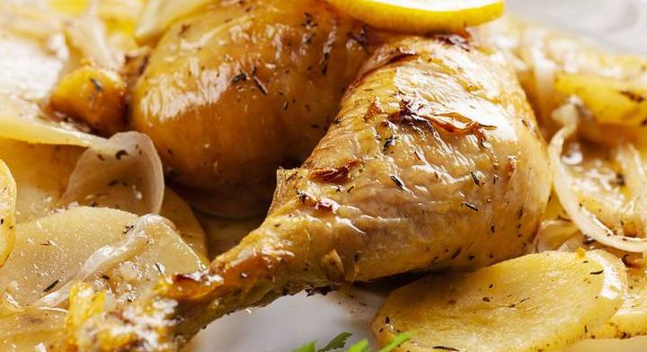 Tejfölös szószban sült csirkecomb: omlós hús és köret egy tepsiben