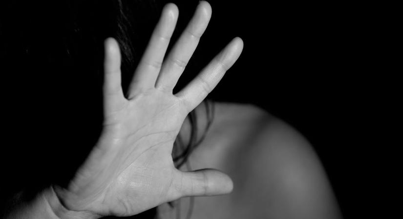 Brutális éjszaka Tapolcán: részegen, bedrogozva támadt rá élettársára