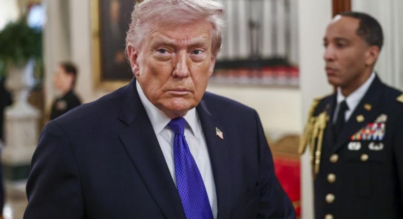 Aggasztó jelek Donald Trump testén? Hatalmas kiütés jelent meg az elnök nyakán – ezt mondja az orvosa