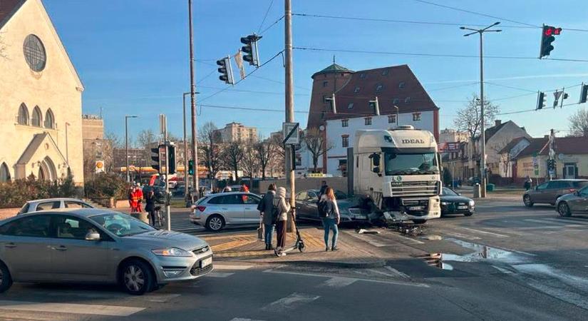 Baleset: kamion zárta el az utat Debrecenben