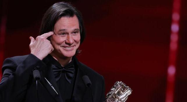 Áll a báll Jim Carrey nyilvános szereplése körül, elszabadultak a konteók