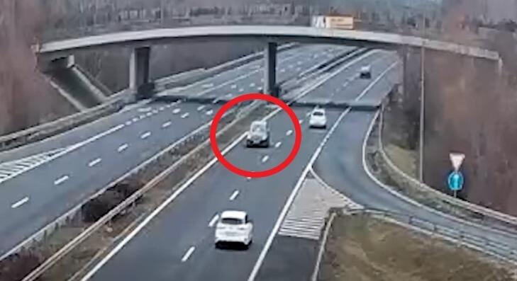 Hajmeresztő manőver az M7-es autópályán