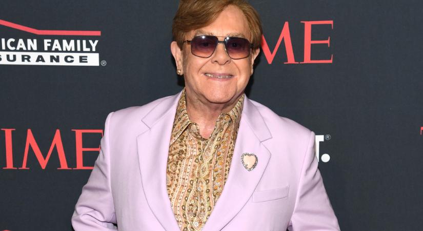 Óriási megtiszteltetésben részesült Elton John és családja – most végre a ritkán látott fiait is láthatod