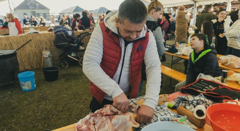 Hagyományos disznótorost tartottak a Tisza-parti településen
