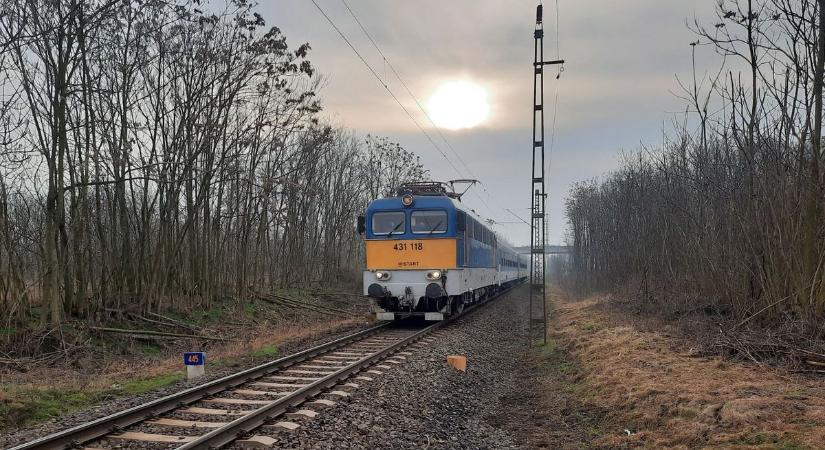 Felismerhetetlenségig összeroncsolódott holttestet talált a mozdonyvezető Nyírteleknél – megrázó részletek derültek ki (fotókkal, videóval)