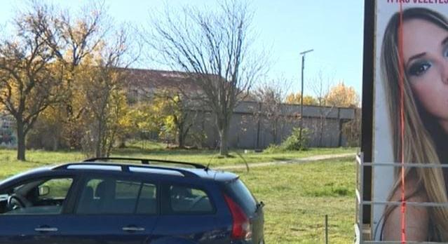 Egy nagy poszterrel járja Várpalotát egy nő, akinek a lánya egy ittas sofőr miatt halt meg
