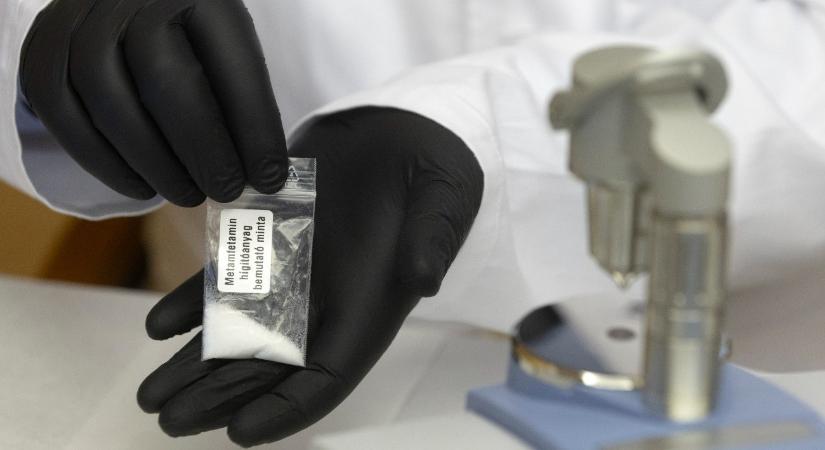 Üzleteket, konditermet, szórakozóhelyeket zártak be a magyar rendőrök